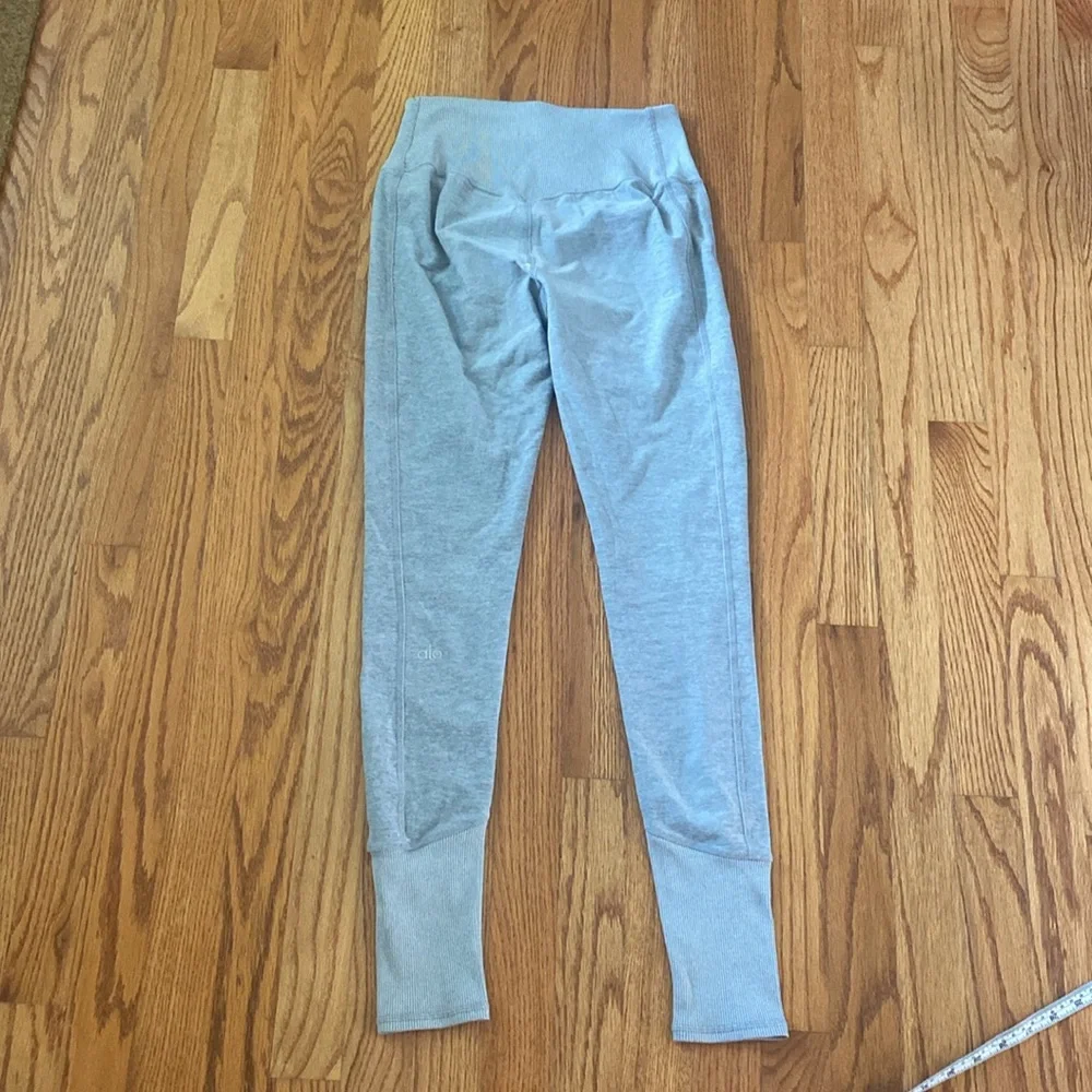 *flaw* Alo Yoga Leggings Size Small - Picture 10 of 10